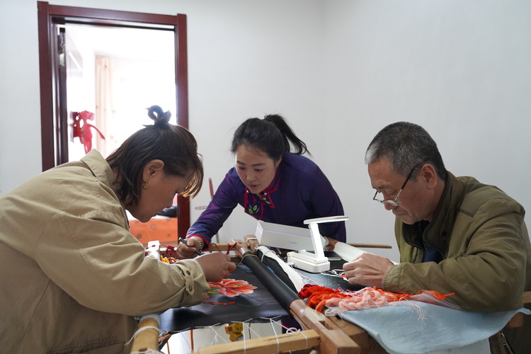 內蒙古科右中旗：蒙古族刺繡“繡”出民族團結之花_fororder_科右中旗蒙古族刺繡協會老師石梅給男繡工曹峰夫妻倆傳授刺繡經驗。.JPG