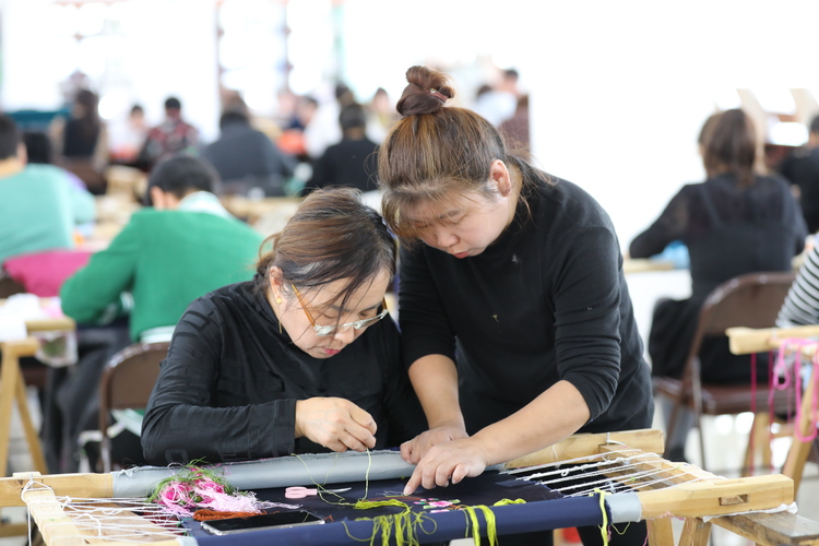 內蒙古科右中旗：蒙古族刺繡“繡”出民族團結之花_fororder_蒙古族刺繡車間繡工在繡産品。.JPG