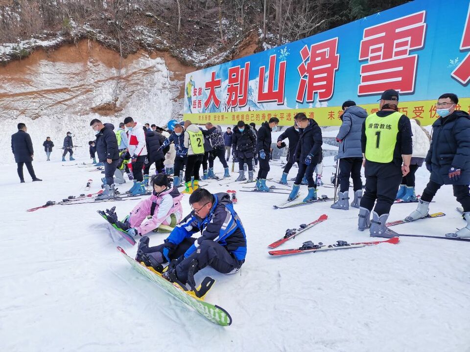 “冬奧之風”吹進大別山掀起“滑雪熱”_fororder_3