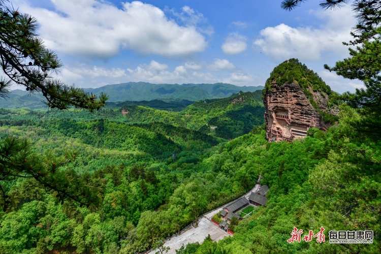 【文旅焦點圖】夏日麥積山：群峰聳峙染翠色 飛瀑流泉畫中畫_fororder_麥積山1