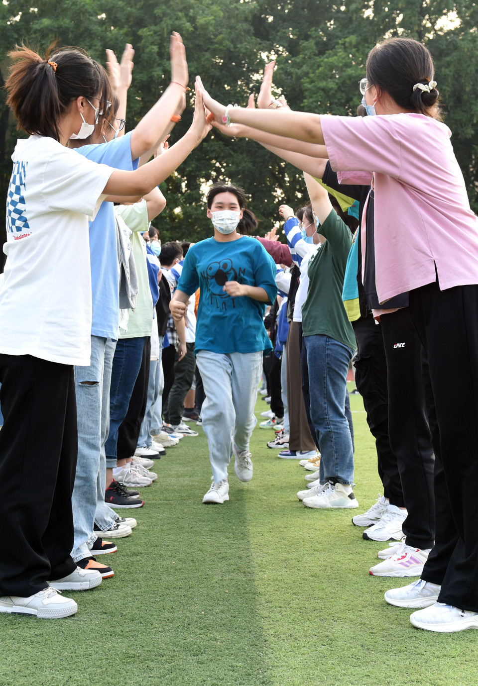 5月26日，安徽省淮南一中高三學生在教室內學習，教室窗戶玻璃上貼著一張通往理想大學的創意火車票。2022年全國高考臨近，高三學生認真復習備考。_fororder_26