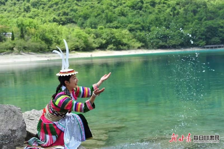 【焦點圖】湖光山色兩相宜 水墨丹青詩畫裏 夏日文縣天池美出新境界_fororder_3