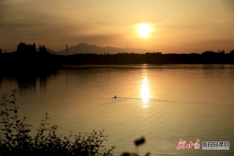 【文旅】落日與晚霞齊飛 遠山與湖水同框 張掖蘆水灣美到極致_fororder_張掖1