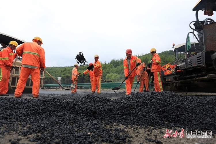 【平涼】炎炎夏日 平涼高速公路養護施工忙_fororder_2