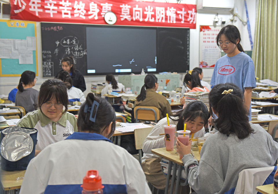 5月26日，安徽省淮南一中高三學生在教室內學習，教室窗戶玻璃上貼著一張通往理想大學的創意火車票。2022年全國高考臨近，高三學生認真復習備考。_fororder_4