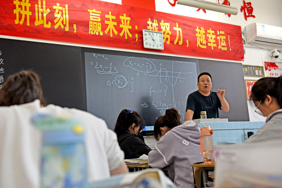 5月26日，安徽省淮南一中高三學生在教室內學習，教室窗戶玻璃上貼著一張通往理想大學的創意火車票。2022年全國高考臨近，高三學生認真復習備考。_fororder_16