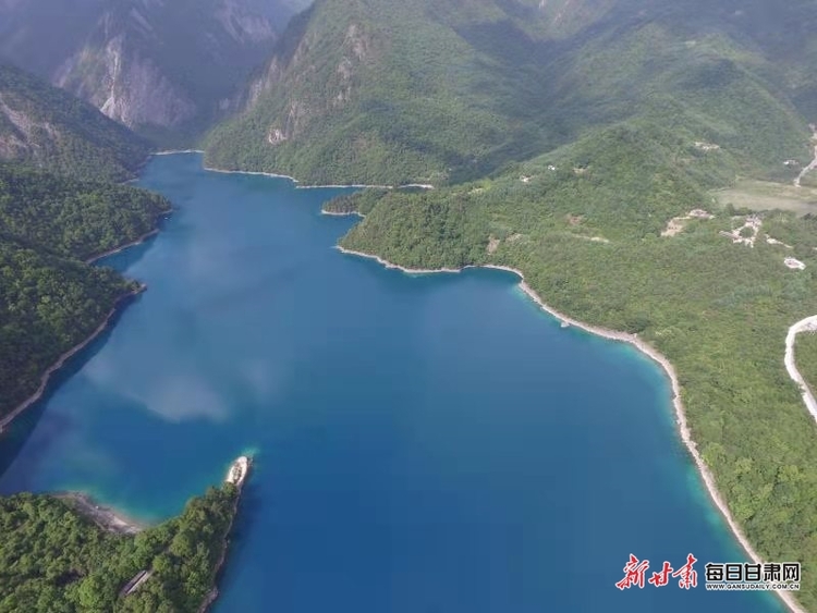 【焦點圖】湖光山色兩相宜 水墨丹青詩畫裏 夏日文縣天池美出新境界_fororder_7