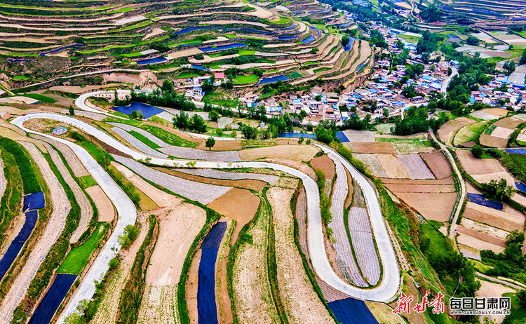 隴南宕昌：山鄉公路助力鄉村振興“加速跑”_fororder_3