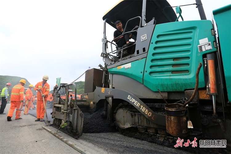 【平涼】炎炎夏日 平涼高速公路養護施工忙_fororder_4