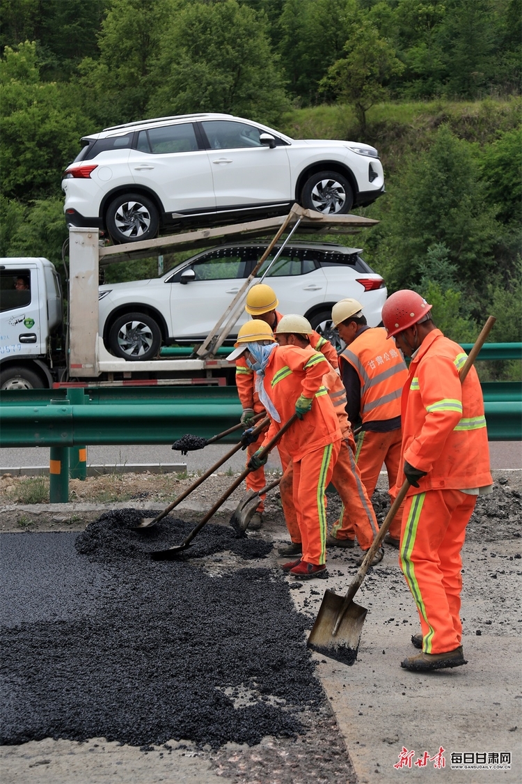 【平涼】炎炎夏日 平涼高速公路養護施工忙_fororder_3