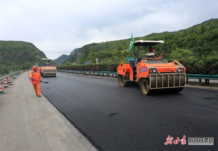 【平涼】炎炎夏日 平涼高速公路養護施工忙_fororder_1