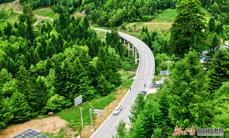 隴南宕昌：山鄉公路助力鄉村振興“加速跑”_fororder_2