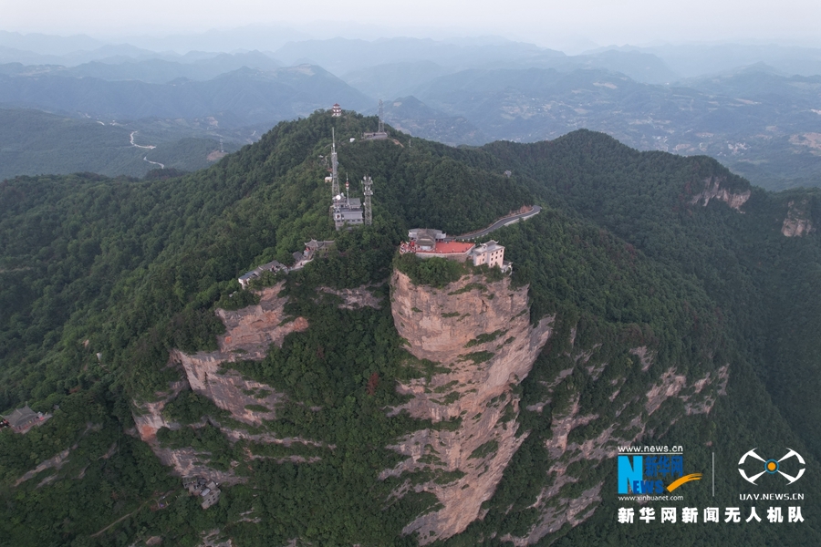 【大美甘肅】【“飛閱”中國】夏日航拍雞峰山：峰巒疊秀 峭壁如削_fororder_2