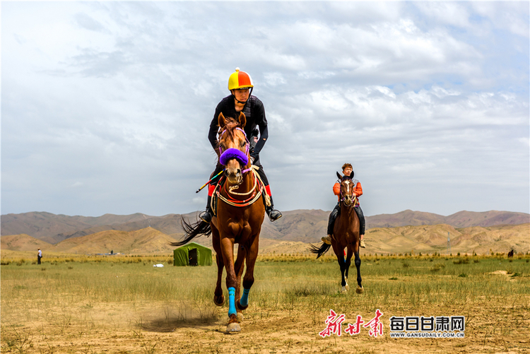 【焦點輪播圖】牧歌悠揚 馬蹄噠噠 武威天祝舉辦傳統賽馬大會_fororder_1