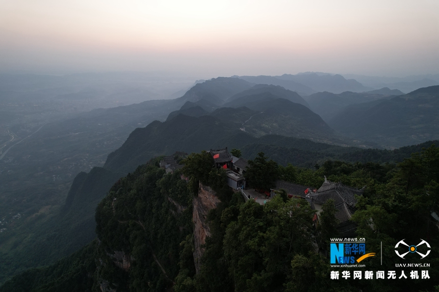 【大美甘肅】【“飛閱”中國】夏日航拍雞峰山：峰巒疊秀 峭壁如削_fororder_1