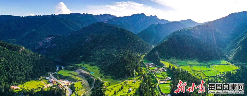 【焦點圖】層層山巒競秀色 茫茫林海翻碧浪 卓尼大峪溝比畫還美_fororder_1