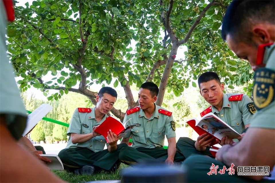 【酒泉】武警甘肅總隊酒泉支隊濃濃書香滿軍營_fororder_2