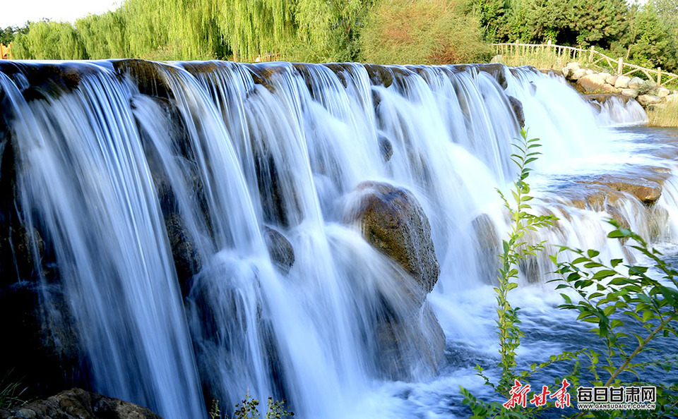 【大美甘肅】飛瀑如玉帶 水鳥棲湖中 張掖蘆水灣畫意濃_fororder_2