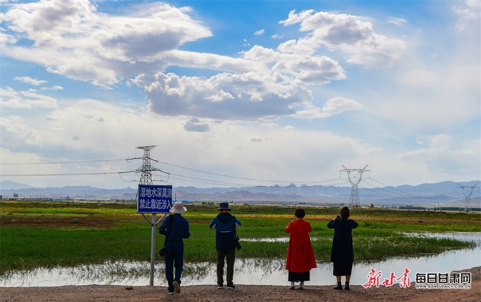 【輪播圖】白銀景泰鹽沼濕地：秋水澄澈映白雲 晚霞如錦鋪天際_fororder_1