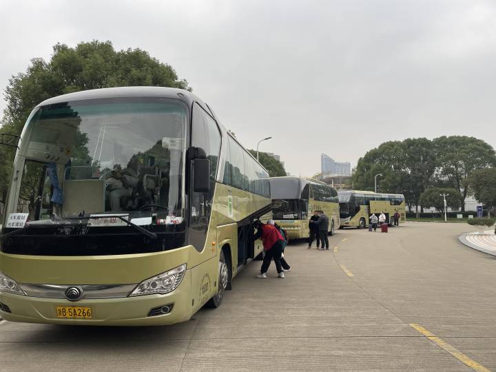 專車送站、發放中藥……浙江高校學生返鄉路有點暖_fororder_1670839585720_6396fd21159bb80b99521f68 (1)