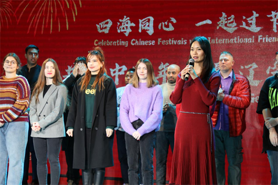 Partageant la culture sur la fête du Printemps, des amis étrangers profitent des réunions dans la province du Liaoning_fororder_圖片3