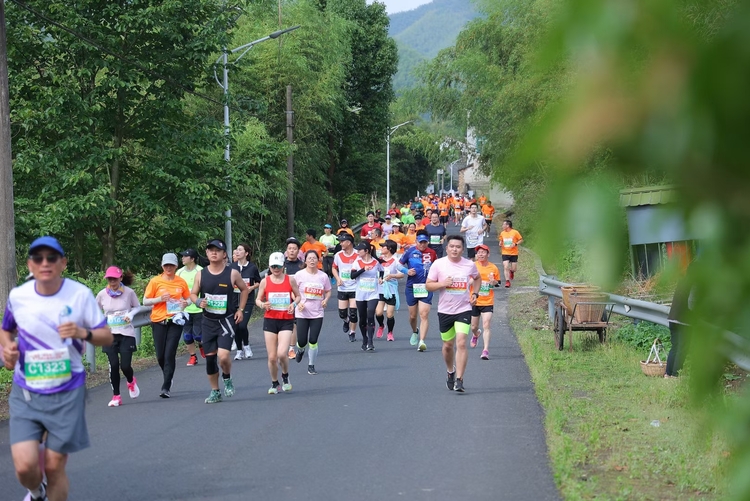 520名選手為愛奔跑  浙江新昌環巧英湖半程馬拉松賽開跑_fororder_微信圖片_20230522105305