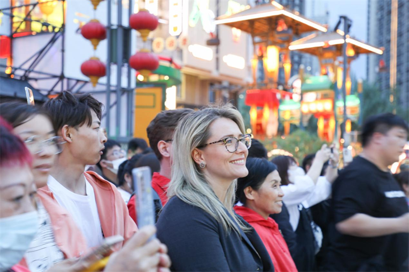 Consular Officials Visit Laobeishi in Shenyang: Experiencing the Vibrant Nightlife and "International Fun" of Shenyang Night SOHO_fororder_圖片4