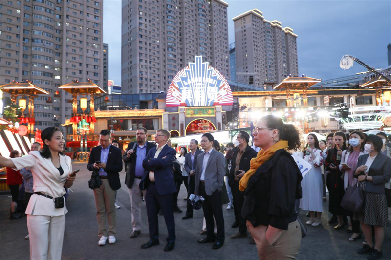 Consular Officials Visit Laobeishi in Shenyang: Experiencing the Vibrant Nightlife and "International Fun" of Shenyang Night SOHO_fororder_圖片6