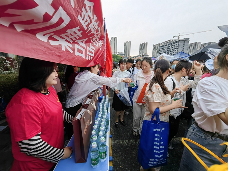 與夢同行 安徽阜陽全民免費乘公交護航高考_fororder_微信圖片_20230608071045