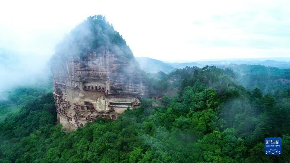 甘肅天水出現“麥積煙雨”景觀_fororder_1