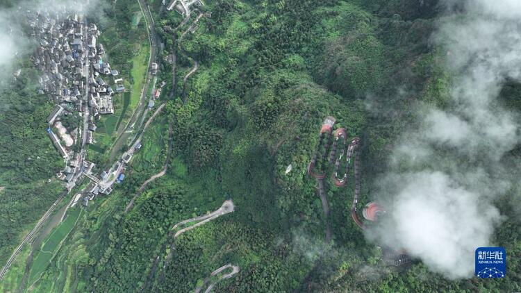 湖南湘西：俯瞰雲霧中的矮寨路橋