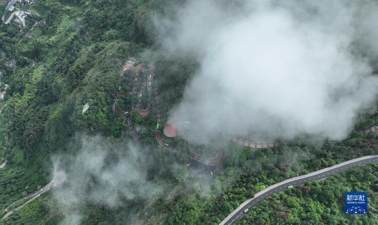 湖南湘西：俯瞰雲霧中的矮寨路橋