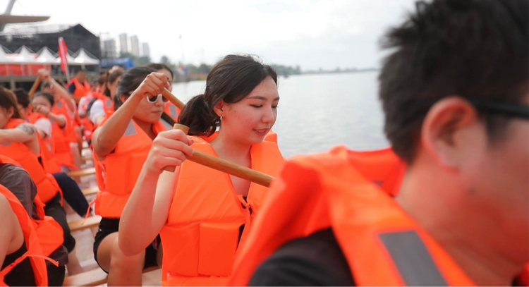 湖南汨羅江國際龍舟邀請賽開賽 百名國際友人汨羅江畔過端午賽龍舟_fororder_圖片5