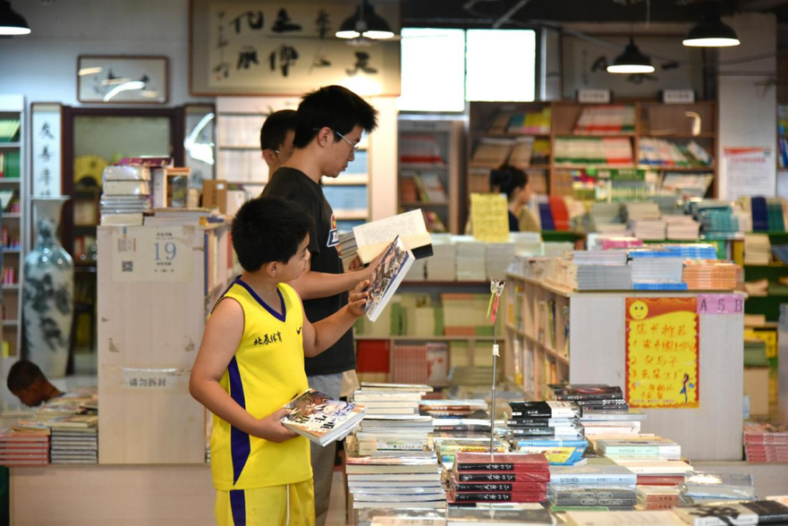 Rise in Visitors to Bookstores and Reading Areas in Shijiazhuang's Yuhua District During Summer Vacation_fororder_圖片3