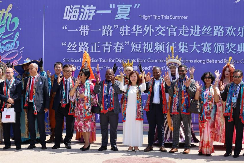 Visite de Silk Road Paradise par des diplomates en poste en Chine de pays et régions le long de « la Ceinture et la Route »_fororder_圖片2