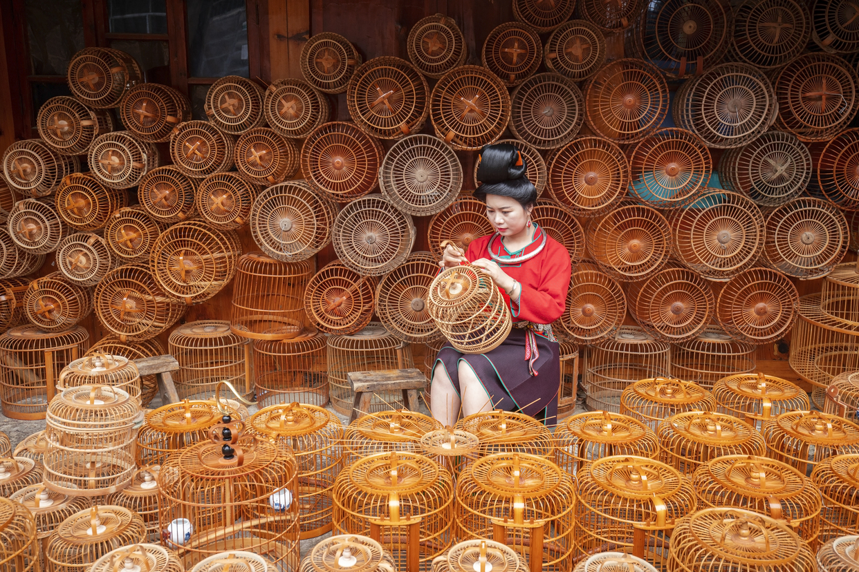 Birdcages from Danzhai, Guizhou Province "Fly" to the Whole World_fororder_非遺傳承人王秋在編織鳥籠