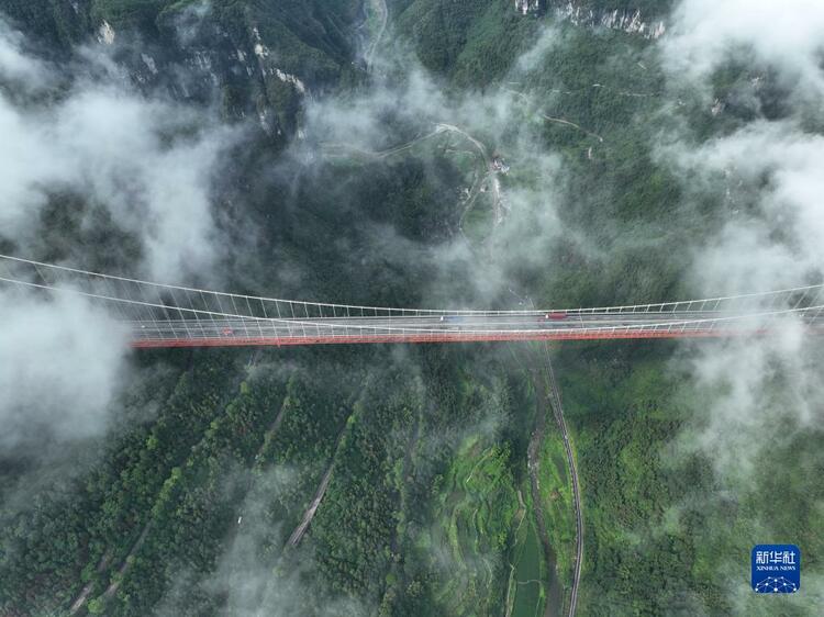 湖南湘西：俯瞰雲霧中的矮寨路橋