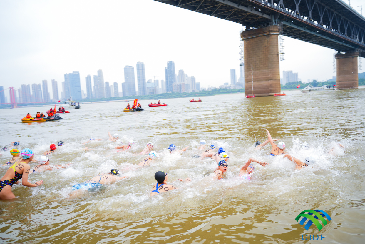 Wuhan Yangtze River Crossing Festival Back after Three Years_fororder_3