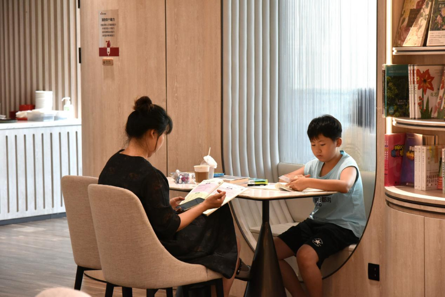 Rise in Visitors to Bookstores and Reading Areas in Shijiazhuang's Yuhua District During Summer Vacation_fororder_圖片7