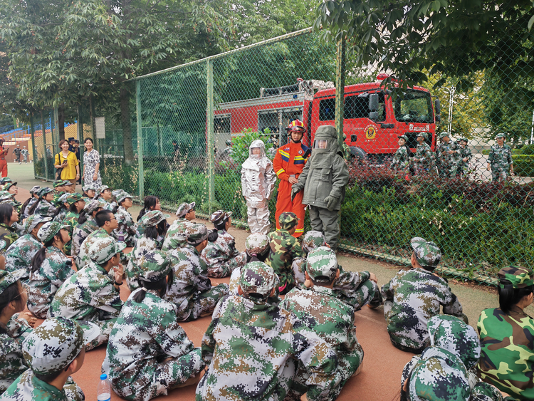 慶陽西峰：趣味消防進軍訓——大隊為千余名學子上好“開學第一課”_fororder_圖片1