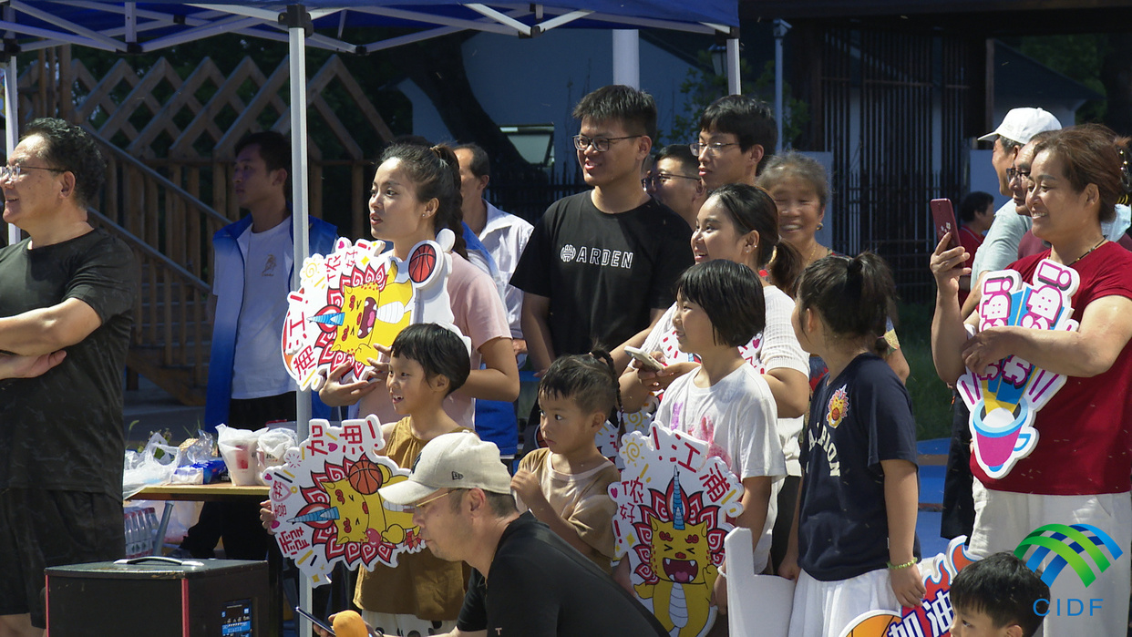 Three-on-three Basketball Tournament of "Huatian Village BA" in Pujiang Town, Minhang District, Shanghai Concluded_fororder_觀眾為比賽選手加油