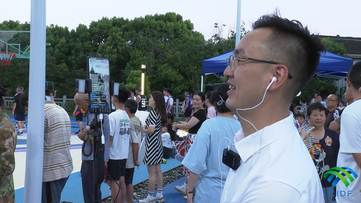 Three-on-three Basketball Tournament of "Huatian Village BA" in Pujiang Town, Minhang District, Shanghai Concluded_fororder_抖音博主、村書記孫賓龔在比賽現場直播