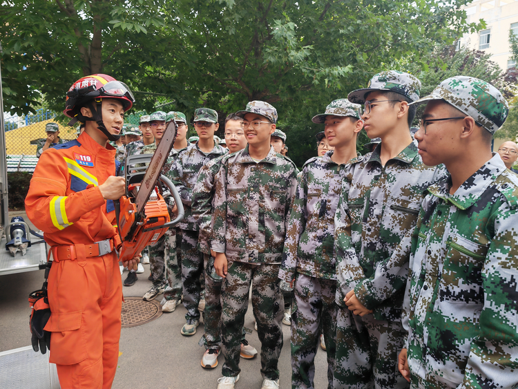 慶陽西峰：趣味消防進軍訓——大隊為千余名學子上好“開學第一課”_fororder_圖片2