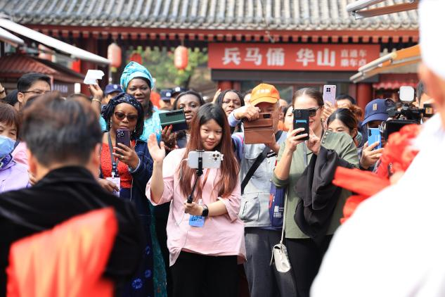 Les épouses des ambassadeurs visitent Yongxingfang de Xi'an : une Chang'an chaleureuse d'un charme inédit_fororder_圖片15