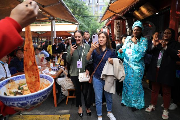 Les épouses des ambassadeurs visitent Yongxingfang de Xi'an : une Chang'an chaleureuse d'un charme inédit_fororder_圖片12