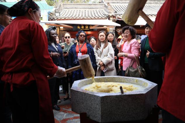 Les épouses des ambassadeurs visitent Yongxingfang de Xi'an : une Chang'an chaleureuse d'un charme inédit_fororder_圖片16