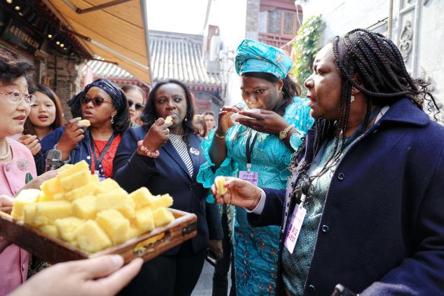 Les épouses des ambassadeurs visitent Yongxingfang de Xi'an : une Chang'an chaleureuse d'un charme inédit_fororder_圖片13