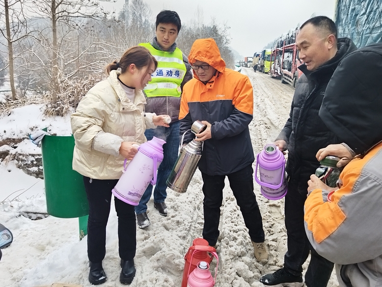 六安市金寨縣槐樹灣鄉：高速送溫暖 愛心融冰雪_fororder_mmexport1707016193248