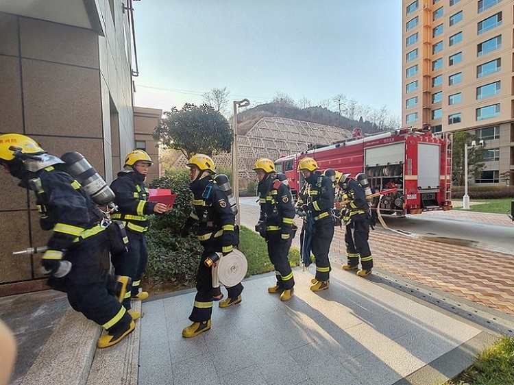 隴南市徽縣消防救援大隊深入轄區開展高層建築滅火救援演練