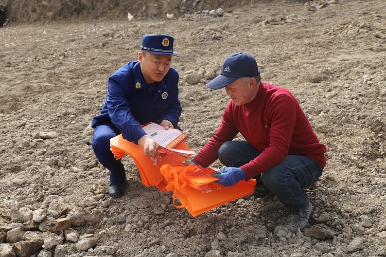 隴南西和：消防宣傳員走進田間地頭宣傳春季防火知識_fororder_1